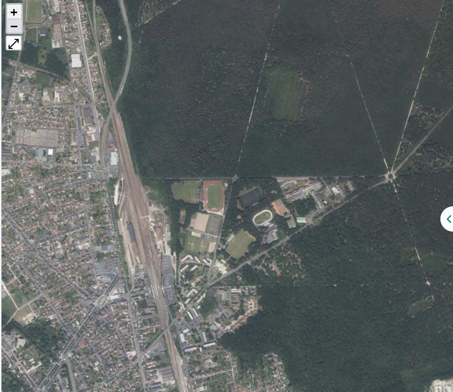 Photo aérienne actuelle, lycée en Forêt avec bâtiments et terrains de sport